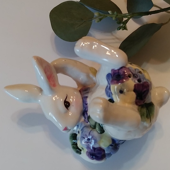 Easter Bunny rabbit set of salt and pepper - Picture 3 of 11